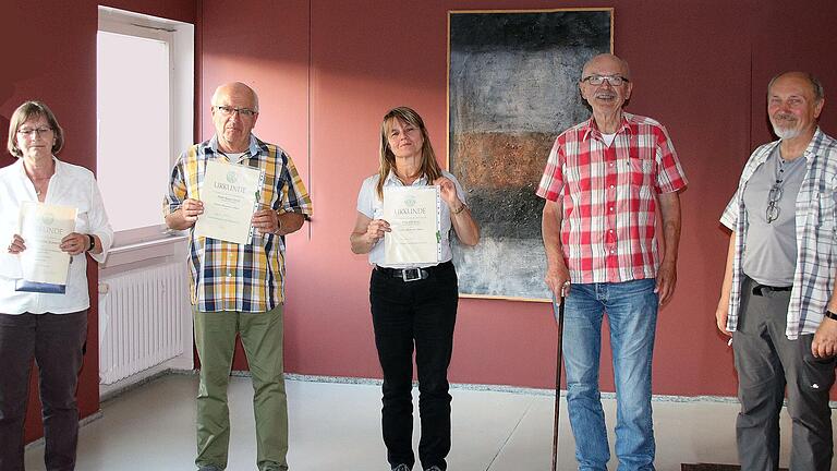 Ehrungen im Rhönklub: Vorsitzender Egbert Haut (rechts) gratulierte für 40 Jahre Mitgliedschaft im Zweigverein Dorothee Schmitt (von links).  Für besondere Leistungen wurden Rainer Kirch und Ute Krais ausgezeichnet.  25 Jahre ist Dieter Britz dabei.       -  Ehrungen im Rhönklub: Vorsitzender Egbert Haut (rechts) gratulierte für 40 Jahre Mitgliedschaft im Zweigverein Dorothee Schmitt (von links).  Für besondere Leistungen wurden Rainer Kirch und Ute Krais ausgezeichnet.  25 Jahre ist Dieter Britz dabei.