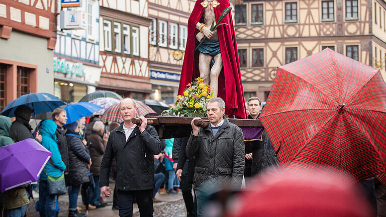 Nach 3-jähriger Corona Pause fand am 07.04.23 bei Regen die Karfreitagsprozession durch die Innenstadt von Lohr statt. Die Karfreitagsprozession in Lohr ist die älteste noch gepflegte Bilderprozession in Deutschland. Lebensgroße Figuren des Leidens und Sterbens Jesu Christi wurden von der Vertretern verschiedener Handwerks- und anderer Berufe, von Vereinen und Verbänden durch die Stadt getragen, schweigend von den Teilnehmern begleitet. Nur Trauermärsche und Passionschoräle untermalten die Prozession musikalisch.