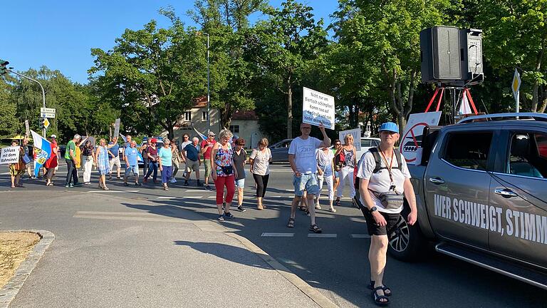 Nach Angaben der Stadt Schweinfurt meldet der Veranstalter jeden Sonntag etwa 200 Personen für die Demonstration an. Erschienen seien in jüngster Zeit aber nur um die 60.