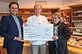 Spendenübergabe (von links): Frank Hefner (Vorstandssprecher VR-Bank Main-Rhön), Gerhard Götz (Obermeister der Bäckerinnung Schweinfurt-Haßberge und Inhaber der Bäckerei Götz) und Monika Rückel (Zweite 2. Vorsitzende des Vereins Jugend mit Zukunft),