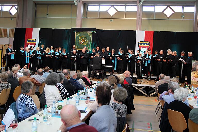 Für Gänsehautstimmung beim Ehrenabend in der Volkacher Mainschleifenhalle sorgte der gemischte Chor des Gesangvereins Obervolkach mit Chorleiter Uwe Ungerer. Für Gänsehautstimmung beim Ehrenabend in der Volkacher Mainschleifenhalle sorgte der gemischte Chor des Gesangvereins Obervolkach mit Chorleiter Uwe Ungerer.