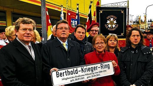 Ehre für Krieger: Oberbürgermeister Georg Rosenthal und die Bürgermeister Adolf Bauer und Marion Schäfer-Blake mit den Kindern des verstorbenen Stadtrates, Frank, Christine und Berhold Krieger jr.