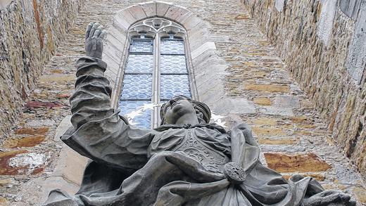 Wurde aus dem Winterquartier entlassen: das überlebensgroße Standbild der barocken Immaculata an der Stadtpfarrkirche.