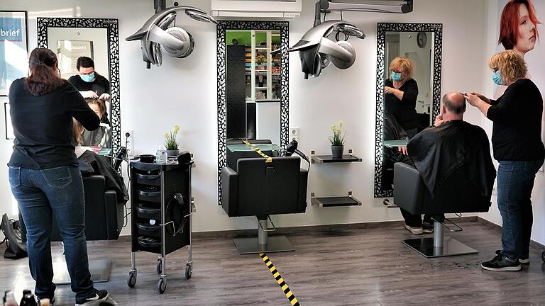 Nicole Rummel (links) und Elke Veiel (rechts) freuen sich über die Öffnung der Friseursalons.