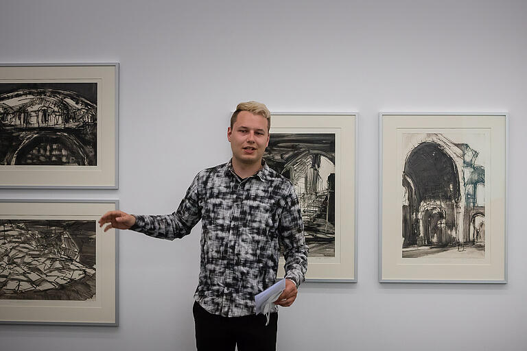Jan Soldin hat die Ausstellung zusammen mit Robert Reiter konzipiert. Im Hintergrund Rom-Motive. Jan Soldin hat die Ausstellung zusammen mit Robert Reiter konzipiert. Im Hintergrund Rom-Motive.
