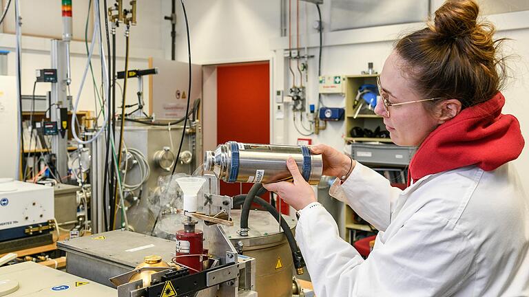 Im Infrarotlabor arbeitet Clara Scheuring, Physiklaborantin am ZAE Bayern, an einem Messaufbau zur Bestimmung von Strahlungseigenschaften im Infrarotbereich.