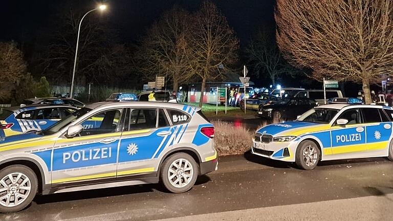 Nach der ausgeuferten Partynacht am vergangenen Samstagmorgen: Polizeifahrzeuge beherrschten das Bild am Parkplatz Streuwiese in Ostheim.