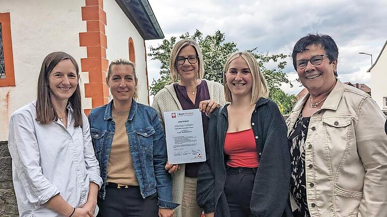 Übergabe des Zertifikats an den Maria-Stern-Kindergarten: (von links) Katharina Derr (Fachberatung Caritasverband, zuständig für den Landkreis Bad Kissingen), Marina Appold (Geschäftsführerin St. Elisabethen-Verein e.V. Hausen), Mirjam Mack (Einri... - Übergabe des Zertifikats an den Maria-Stern-Kindergarten: (von links) Katharina Derr (Fachberatung Caritasverband, zuständig für den Landkreis Bad Kissingen), Marina Appold (Geschäftsführerin St. Elisabethen-Verein e.V. Hausen), Mirjam Mack (Einrichtungsleitung), Michelle Hein (stellv. Leitung) und Monika Hufnagel (pastorale Mitarbeiterin im Landkreis Bad Kissingen). Übergabe des Zertifikats an den Maria-Stern-Kindergarten: (von links) Katharina Derr (Fachberatung Caritasverband, zuständig für den Landkreis Bad Kissingen), Marina Appold (Geschäftsführerin St. Elisabethen-Verein e.V. Hausen), Mirjam Mack (Einri... - Übergabe des Zertifikats an den Maria-Stern-Kindergarten: (von links) Katharina Derr (Fachberatung Caritasverband, zuständig für den Landkreis Bad Kissingen), Marina Appold (Geschäftsführerin St. Elisabethen-Verein e.V. Hausen), Mirjam Mack (Einrichtungsleitung), Michelle Hein (stellv. Leitung) und Monika Hufnagel (pastorale Mitarbeiterin im Landkreis Bad Kissingen).