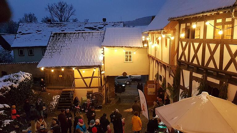 Stimmungsvoll geht es in den Kirchgaden und an der Wehrkirche in Diebach beim Adventsmarkt zu.       -  Stimmungsvoll geht es in den Kirchgaden und an der Wehrkirche in Diebach beim Adventsmarkt zu.