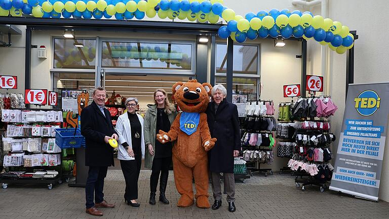 Die Eröffnung der Tedi-Filiale in der Marktbreiter Straße war ein voller Erfolg (von links): Bürgermeister Peter Juks, Filialleiterin Olga Schwarz, Sandra Knaus (geschäftsführende Gesellschafterin der Helmut Knaus KG Campingparks), das Tedi-Maskottchen und Helmut Knaus. Die Eröffnung der Tedi-Filiale in der Marktbreiter Straße war ein voller Erfolg (von links): Bürgermeister Peter Juks, Filialleiterin Olga Schwarz, Sandra Knaus (geschäftsführende Gesellschafterin der Helmut Knaus KG Campingparks), das Tedi-Maskottchen und Helmut Knaus.