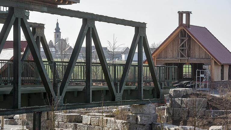 Idyllischer Blick in den Ochsenfurter Gau: Den Kirchturm von Sonderhofen haben die Gäste im Blick. Und in der Kapelle (rechts) können sich Paare frei trauen lassen.