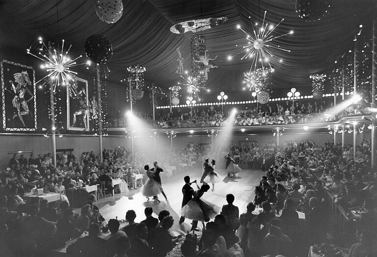 Die Pracht der frühen 60er Jahre: Auch für internationale Tanzturniere boten die Hutten-Säle, die vor 40 Jahren geschlossen wurden, das geeignete Ambiente. Die Pracht der frühen 60er Jahre: Auch für internationale Tanzturniere boten die Hutten-Säle, die vor 40 Jahren geschlossen wurden, das geeignete Ambiente.