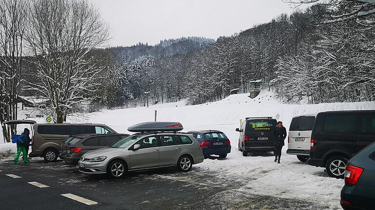 Die Einfahrt an der Talstation des Feuerbergs ist gesperrt. Das sorgte für Unmut bei Rhönbesuchern. Die Einfahrt an der Talstation des Feuerbergs ist gesperrt. Das sorgte für Unmut bei Rhönbesuchern.
