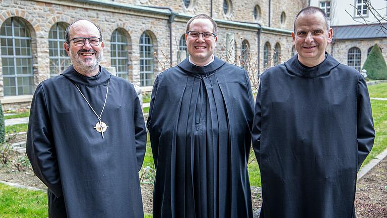 Abt Michael Reepen OSB mit Bruder Jan Nepomuk Heil OSB und Novizenmeister Pater Frank Möhler OSB. Abt Michael Reepen OSB mit Bruder Jan Nepomuk Heil OSB und Novizenmeister Pater Frank Möhler OSB.