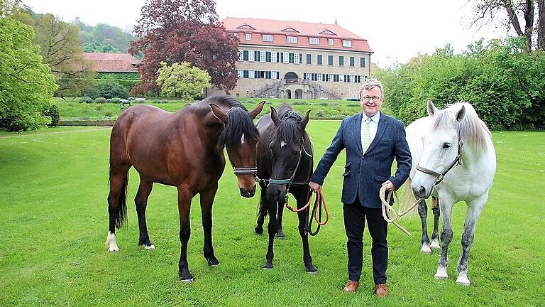Ferdinand Fürst zu Castell-Castell freut sich auf die Schlossparktage. Wo jetzt noch die Pferde stehen, wird in Kürze ein Fest unter dem Motto „Schöne Dinge – Gute Zeit“ gefeiert. Ferdinand Fürst zu Castell-Castell freut sich auf die Schlossparktage. Wo jetzt noch die Pferde stehen, wird in Kürze ein Fest unter dem Motto „Schöne Dinge – Gute Zeit“ gefeiert.