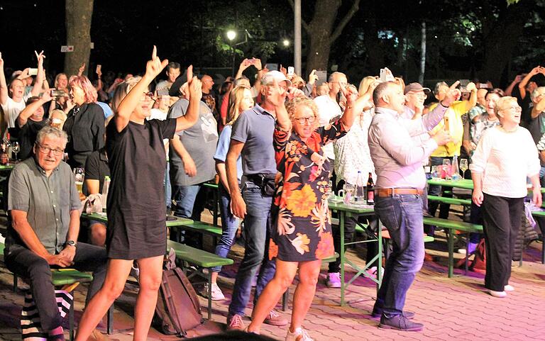 Beim Konzert der Spider Murphy Gang am Freitag in Volkach herrschte im Publikum eine prächtige Stimmung.