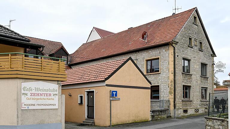 Das&nbsp;ehemalige Hotel und Gasthaus Zehnter in Gaukönigshofen ist jetzt Notunterkunft des Landkreises.