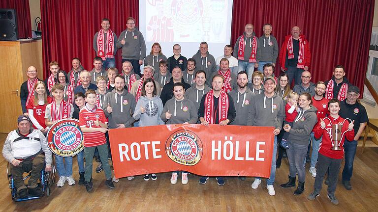 Eine Leidenschaft, ein Team, ein Zusammenhalt. Der Stadelschwarzacher FC Bayern Fanclub 'Rote Hölle' geht in seine elfte Saison mit bewährter Führungsmannschaft (hinter dem Banner von links) Christian Fick, Marina Zehner, Isabell Virnekäs, Alexander Virnekäs, Markus Fick, Andreas Burger und Alexander Ebert.