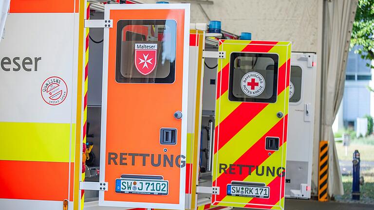 Rettungsfahrzeuge vor der Zentralen Notaufnahme am Schweinfurter Leopoldina-Krankenhaus.&nbsp;