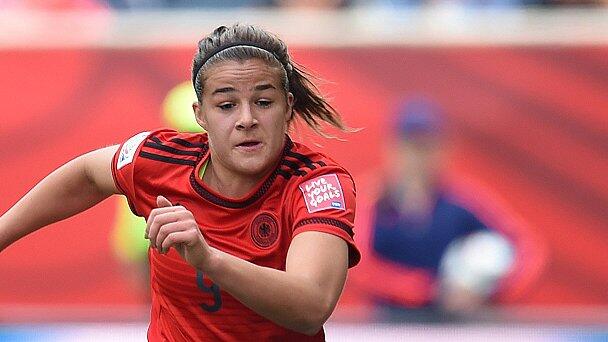 Frauen-WM Thailand - Deutschland - Mit Vollgas in die Zukunft: Lena Lotzen stürmt ab Saisonbeginn für den SC Freiburg in der Bundesliga. Frauen-WM Thailand - Deutschland - Mit Vollgas in die Zukunft: Lena Lotzen stürmt ab Saisonbeginn für den SC Freiburg in der Bundesliga.
