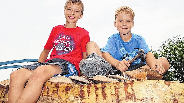 Zwei Mitglieder der Gruppe &bdquo;Die 2 Taucher und die 4 Fische&ldquo; sitzen auf dem Dach ihrer Hütte. Sie nahmen an der Marktbreiter Ferienpassaktion teil.