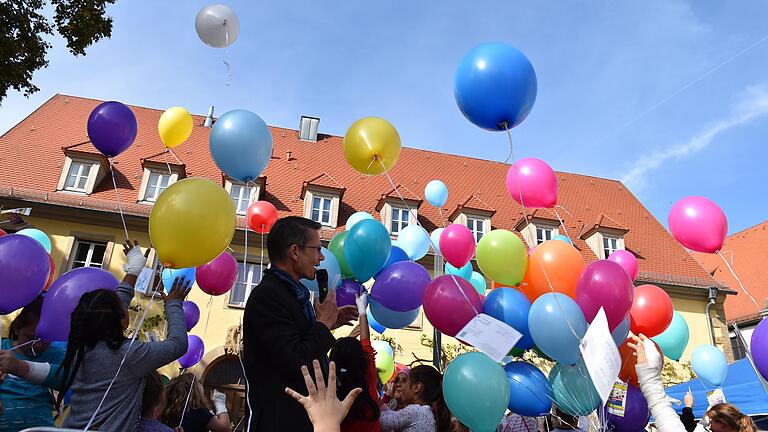 Weltkindertag im vergangenen Jahr in Schweinfurt: Oberbürgermeister Sebastian Remelé mitten in den Luftballons, die traditionell in den Himmel geschickt werden mit Postkarten zum Zurückschicken daran.