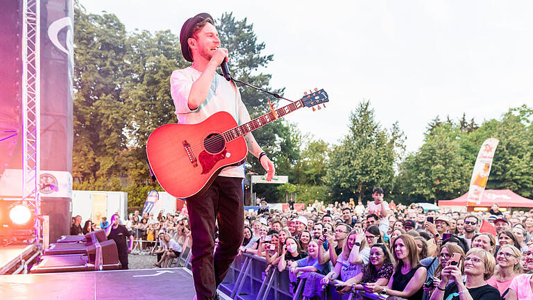 Über 8000 Besucher beim Radio Gong Welcome Back Open Air mit Johannes Oerding am Samstag 23.07.22 am Stadtbalkon in Kitzingen.