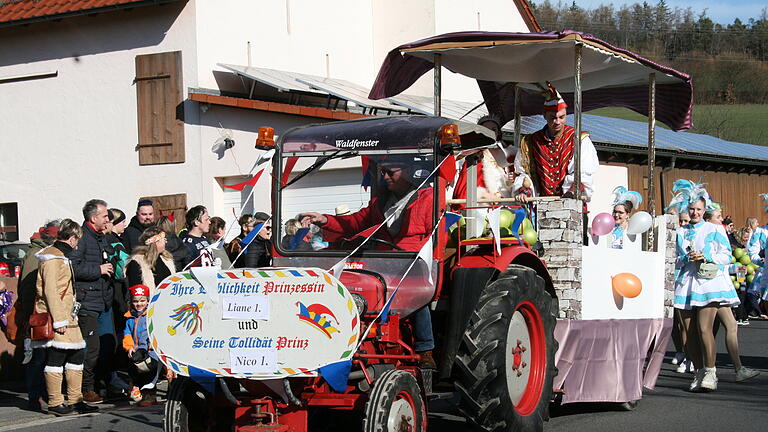 Viele Gäste kamen zum Faschingszug nach Waldfenster am Montag, 20. Februar 2023.