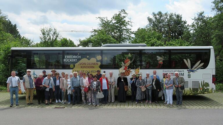 Im Bild: Stadtführerin Hedda Hanft mit der Reisegruppe aus Oberlauringen.