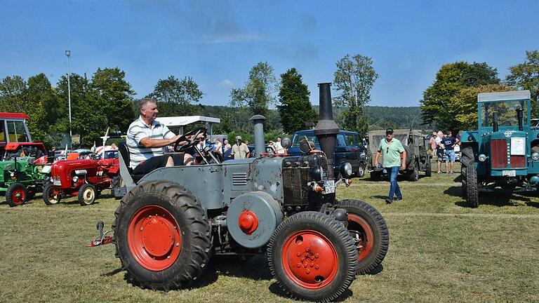 Fahrzeuge aus vergangenen Jahrzehnten sah man beim Oldtimertreffen am Sportplatz Eyershausen.