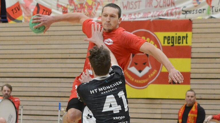 In der Hinrunde war der polnische Rückraumspieler Dawid Walaszczyk (beim Wurf gegen Bastian Axel Kropp von HT München) mit 60 Treffern erfolgreichster Werfer des TSV Lohr. In der Hinrunde war der polnische Rückraumspieler Dawid Walaszczyk (beim Wurf gegen Bastian Axel Kropp von HT München) mit 60 Treffern erfolgreichster Werfer des TSV Lohr.