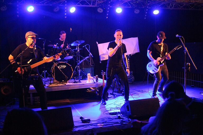 Punk und Rock im alten Butterwerk: Die Gerolzhöfer Formation Eis um Bürgermeister Thorsten Wozniak spielte nach langer Zeit wieder einmal in der Heimat. Punk und Rock im alten Butterwerk: Die Gerolzhöfer Formation Eis um Bürgermeister Thorsten Wozniak spielte nach langer Zeit wieder einmal in der Heimat.