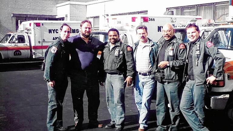 Peter Greubel (vierter von links) und Bernd Kroll (zweiter von links) besuchten 1995 amerikanischen Rettungsdienst-Kollegen in New York. Peter Greubel (vierter von links) und Bernd Kroll (zweiter von links) besuchten 1995 amerikanischen Rettungsdienst-Kollegen in New York.