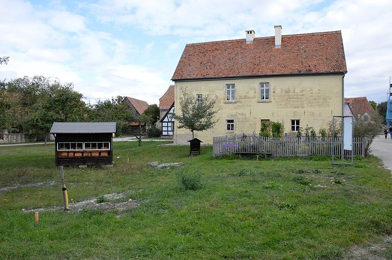 Auf der freien Grünfläche neben dem Schulhaus in Pfaffenhofen mit seinem Hausgarten soll die frühere Allersheimer Synagoge wieder aufgebaut werden. Auf der freien Grünfläche neben dem Schulhaus in Pfaffenhofen mit seinem Hausgarten soll die frühere Allersheimer Synagoge wieder aufgebaut werden.
