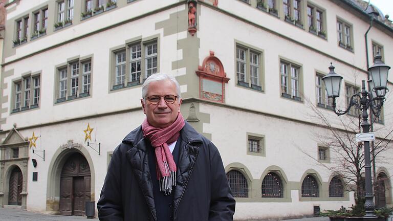 Manfred Paul, Oberbürgermeisterkandidat der SPD Kitzingen, an seinem Lieblingsort in der Stadt, dem Marktplatz. Manfred Paul, Oberbürgermeisterkandidat der SPD Kitzingen, an seinem Lieblingsort in der Stadt, dem Marktplatz.