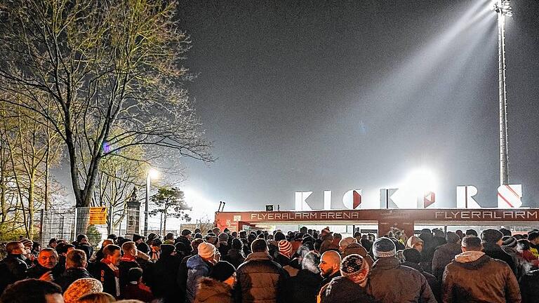 Die Zuschauer, wie hier beim Spiel am Mittwoch gegen Preußen Münster, können auch weiterhin Flutlichtspiele der Kickers verfolgen.