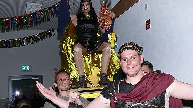 Königlich hielt Cleopatra Einzug in die Obersinner Narhalla, als das Männerballett in einer fulminanten Show ihre Partnerwahl parodierte. Königlich hielt Cleopatra Einzug in die Obersinner Narhalla, als das Männerballett in einer fulminanten Show ihre Partnerwahl parodierte.