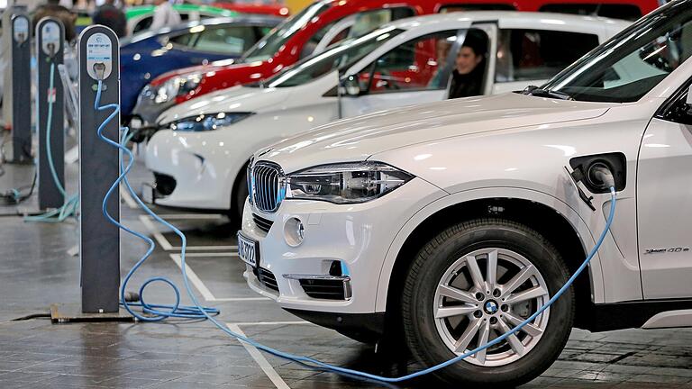 Für viele sind Elektroautos die Fortbewegungsmittel der Zukunft. Unser Foto stammt von der Konferenz zur Elektromobilität im Jahr 2016 in einer Leipziger Messehalle.