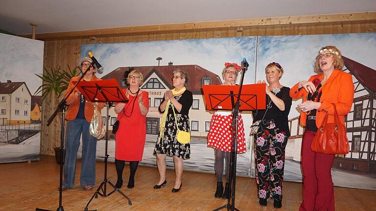 Die Frauen der Sängervereinigung Burkardroth begeisterten auf der Faschingsbühne mit ihren humorvollen Gesangseinlagen. Foto: Marion Eckert       -  Die Frauen der Sängervereinigung Burkardroth begeisterten auf der Faschingsbühne mit ihren humorvollen Gesangseinlagen. Foto: Marion Eckert
