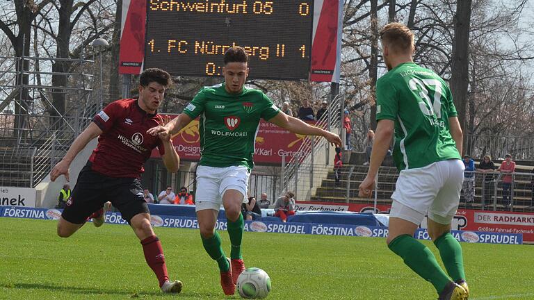 Hatte in der Verteidigung viel zu tun: Der Schweinfurter Gianluca Lo Scrudato (rechts) setzt sich gegen den Nürnberger Torschützen Robin Heußer durch.