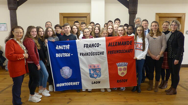 Hinter der deutsch-französischen Freundschaftsfahne gruppierten sich die 26 Schüler und Schülerinnen aus Montcornet, Rozoy und Laon im Bad Königshöfer Rathaus.&nbsp;