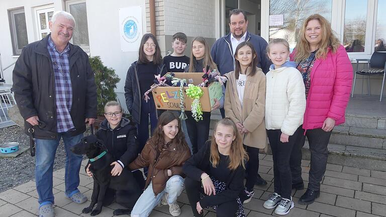 Die fünfte Klasse der Realschule Pelzl in Schweinfurt hat dem Tierheim Schwebheim einen Karton Hundespielzeug geschenkt – zur Freude nicht nur von Bobi.