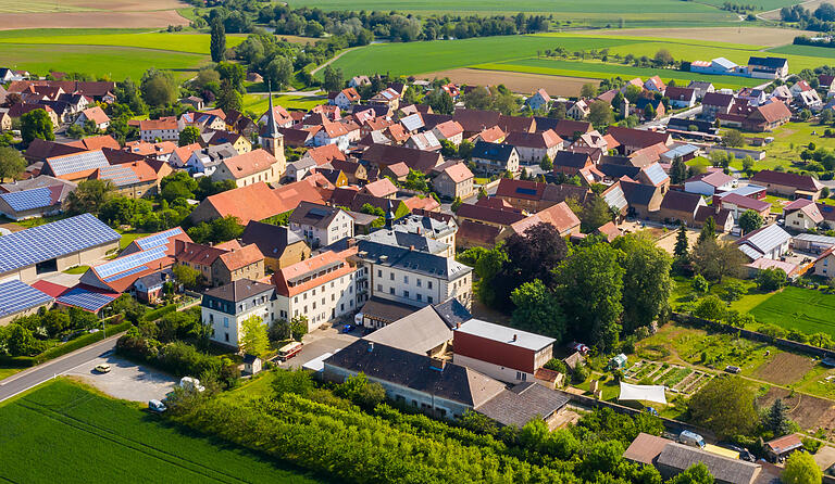 Zu dem einstigen Klosterkomplex am Rande von Lülsfeld gehören mehrere Gebäude und Gärten. Zu dem einstigen Klosterkomplex am Rande von Lülsfeld gehören mehrere Gebäude und Gärten.