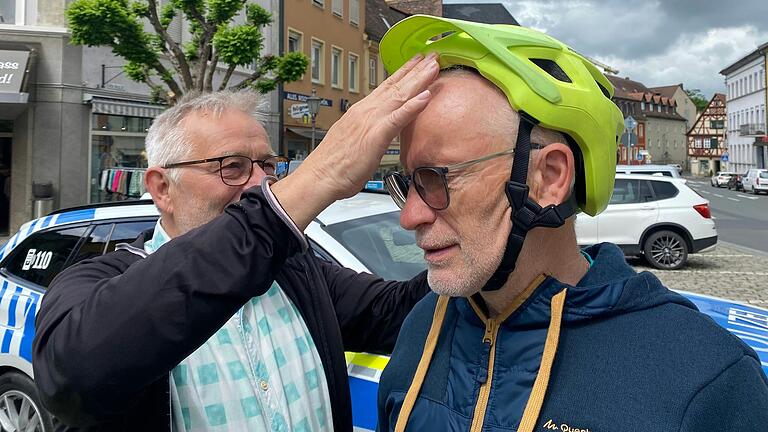 Sitzt der Fahrradhelm nicht richtig, kann er bei einem Sturz nach hinten rutschen, zeigt Manfred Freitag an Ludwig Frebert. Der Kopf ist nicht mehr richtig geschützt. Der Gurt schneidet in den Hals und drückt die Luft ab.&nbsp;