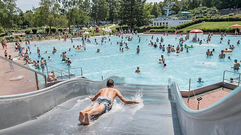 Jedes Jahr verbringen zahlreiche Menschen die heißen Sommertage im Würzburger Dallenbergbad.