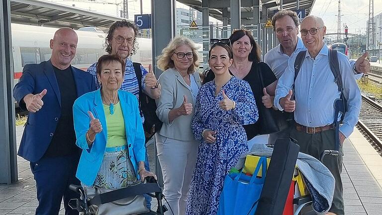 Sie überbrachten die Unterschriften nach München (von links): Andreas Zenker, Kaufmännische Leitung, Geriatrische Rehabilitationsklinik der AWO, Renate Fiedler, Vorsitzende der Seniorenvertretung, Dr. Michael Schwab, Geriater und Berufener Experte der Seniorenvertretung, Dr. Kathrin Tatschner, Ärztliche Leitung, Geriatrische Rehabilitationsklinik der AWO, Hülya Düber, Sozialreferentin, Manuela Blass, Sozialreferat, Hendrik Lütke, Leitung Seniorenarbeit und Geschäftsführung Seniorenvertretung und Seniorenbeirat Prof. Eberhard Grötsch.