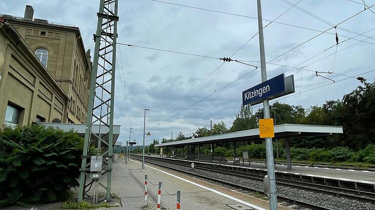 Am Kitzinger Bahnhof nahm die Polizei Kitzingen einen randalierenden Zugfahrer entgegen.