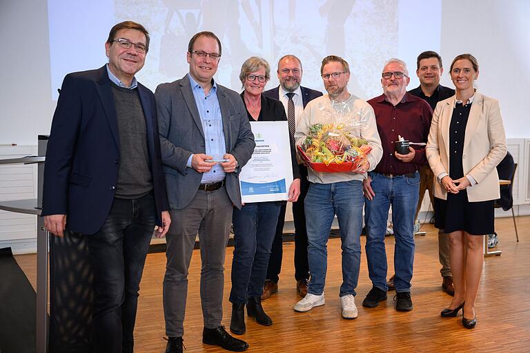 Das Führungsteam des SV Unteraltertheim mit Karin Thoma (3. v. l.), Hans Schwab (2. v. l.), Tobias Geiger (4. v. r.) und Günther Gadermann ((3.v.r.) erhält den&nbsp;Preis 'Vorstand des Jahres'. Torsten Schleicher (Main-Post, links) überreichte die Auszeichnung, Glückwünsche kamen von Judith Roth (Schul- und Sportbürgermeisterin), Landrat Thomas Eberth (4. v.l.) und Stefan Hebig (Sparkasse).