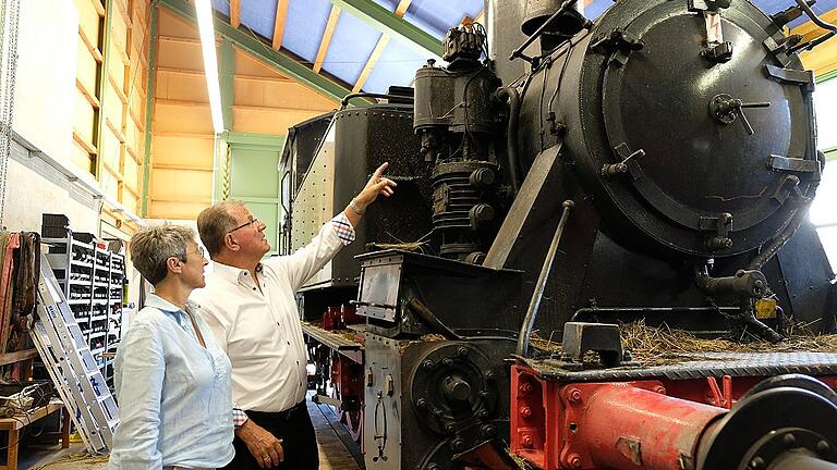 Könnte teuer werden: Bezirkstagspräsident Erwin Dotzel (rechts) und die Leiterin des Fladunger Freilandmuseums, Ariane Weidlich, machen sich ein Bild von den Schäden an der Rhönzügle-Lok.