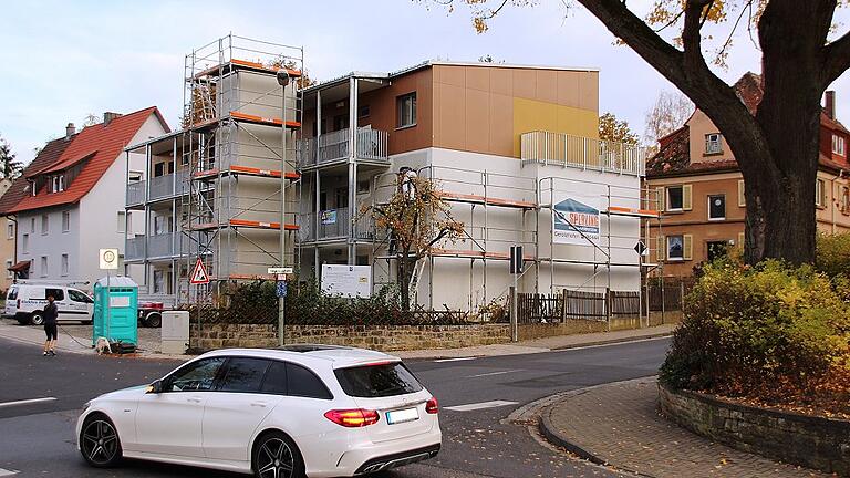 Trägt künftig zur Linderung der Wohnungsnot in Gerolzhofen bei. Das Haus mit neun Mietparteien, das die Wohnungsbaugenossenschaft Gerolzhofen mit Mitteln aus dem Sozialen Wohnungsbau an der Ecke Steigerwaldstraße/Schallfelder Straße errichtet. Trägt künftig zur Linderung der Wohnungsnot in Gerolzhofen bei. Das Haus mit neun Mietparteien, das die Wohnungsbaugenossenschaft Gerolzhofen mit Mitteln aus dem Sozialen Wohnungsbau an der Ecke Steigerwaldstraße/Schallfelder Straße errichtet.